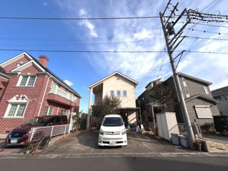 明るい空の下にしっかりとした外観が際立ちます。広めの駐車スペースが設けられゆとりを感じます。両隣との距離もあり開放感が感じられます。清潔感ある外壁が印象的です。