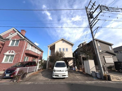 明るい空の下にしっかりとした外観が際立ちます。広めの駐車スペースが設けられゆとりを感じます。両隣との距離もあり開放感が感じられます。清潔感ある外壁が印象的です。