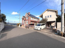 現地写真から落ち着いた雰囲気が伝わります。前面道路も広く車の出入りがしやすい印象です。周囲の住宅も整然としておりすっきりとした街並みを感じます。空の広がりがあり開放的なロケーションが魅力的です。