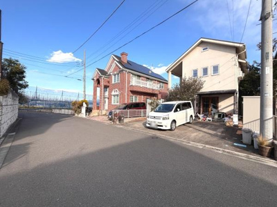 現地写真から落ち着いた雰囲気が伝わります。前面道路も広く車の出入りがしやすい印象です。周囲の住宅も整然としておりすっきりとした街並みを感じます。空の広がりがあり開放的なロケーションが魅力的です。
