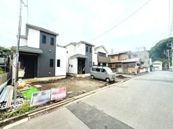前面道路が広く車の出し入れがしやすい現地写真です。明るい雰囲気の住宅街に位置しています。新築の住宅が並び整然とした街並みが感じられます。住環境を確認できる貴重なカットです。