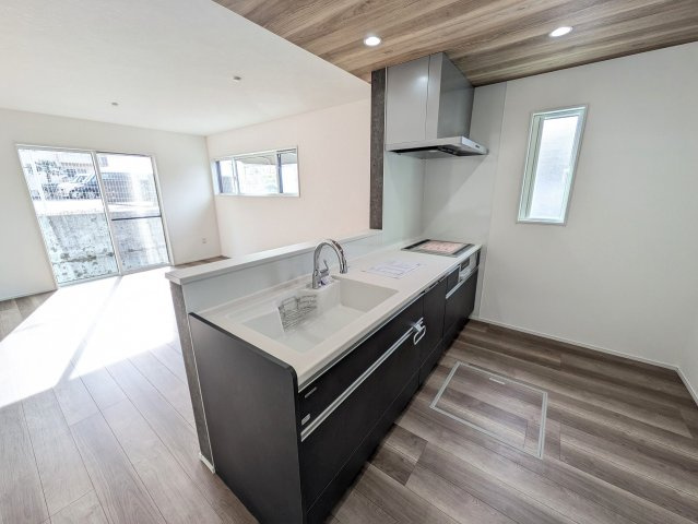 対面キッチンなので、調理や洗い物をしながらリビングダイニングを見渡せます。