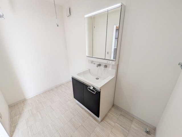 三面鏡の裏側の収納スペースには、スキンケア用品やヘアケア用品などをすっきり整理できます。