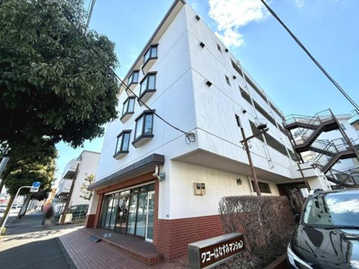 白を基調とした外観が明るい印象を与えます。角地に位置し開放感があります。レンガ調のアクセントが建物全体を引き締めています。エントランス周りも整備されています。