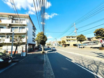 道路沿いに位置し住環境も整った建物が並んでいます。日当たりが良く開放感のあるエリアです。周囲には生活利便性の高い建物も見受けられます。歩道も整備されており移動がしやすい環境です。