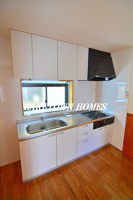 ウッディーパレス【キッチン】３口グリル付のシステムキッチンです。