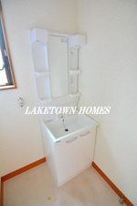 ウッディーパレス【洗面所】シャワー付洗髪洗面台です。