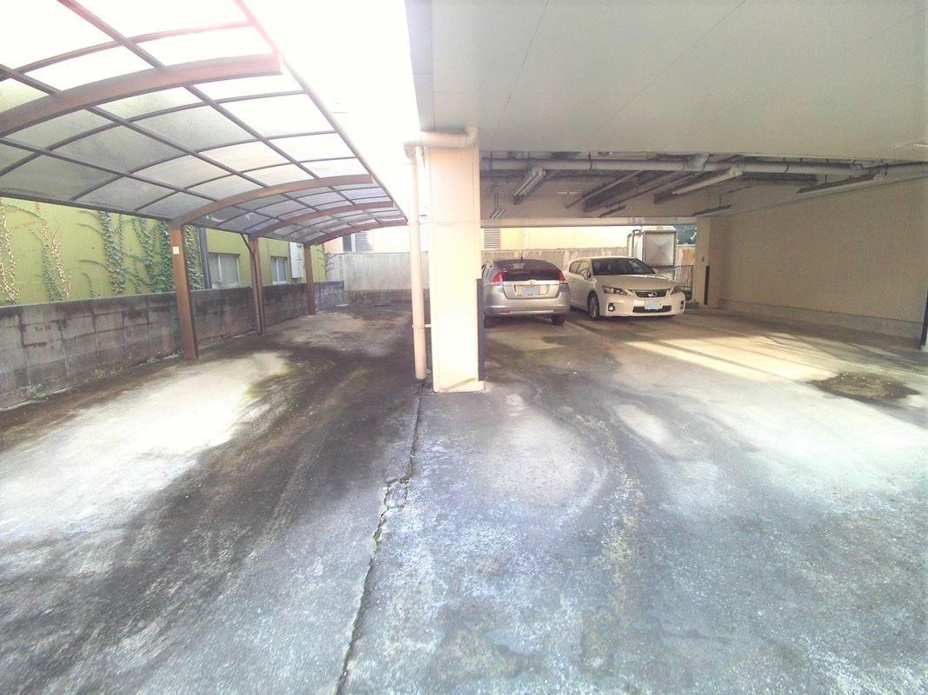１階は駐車場です