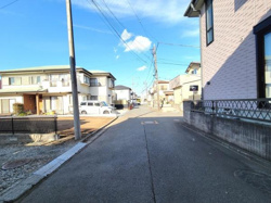 前面道路が広く車の出し入れもしやすい環境です。日当たりの良い道路沿いで周辺の建物も整っています。落ち着いた住宅街の雰囲気が感じられます。道路の舗装状態も良好です。利便性の高さが際立ちます。