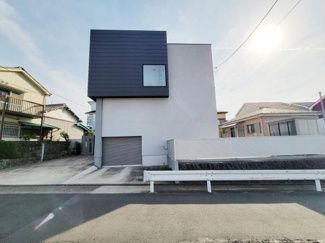 シャープな外観が特徴の建物です。前面道路は見通しが良く車の出入りもしやすい立地です。住宅街の中にあり周辺環境も落ち着いた雰囲気です。整った区画と敷地のゆとりを感じられます。