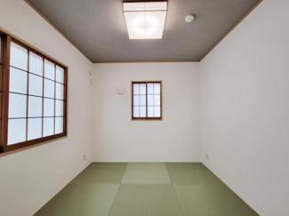 落ち着いた雰囲気の和室でシンプルな造りが魅力です。障子から柔らかな光が差し込みゆったりとした空間を演出します。畳の色合いが空間に調和し和の趣を感じられます。