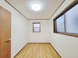 天井までしっかりと明るさを確保した照明が設置されています。二面採光で室内が開放的な印象です。シンプルなデザインのため様々なインテリアと相性が良い内装です。木目調の床が温かみを感じさせます。