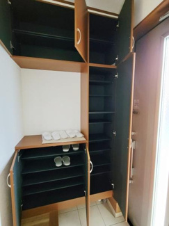 玄関横に設置された収納スペースで扉付きのため見た目もすっきりと保てます。棚の高さも調整可能で用途に合わせて使い分けができます。扉は開閉しやすい取っ手付きでたっぷり収納できます。