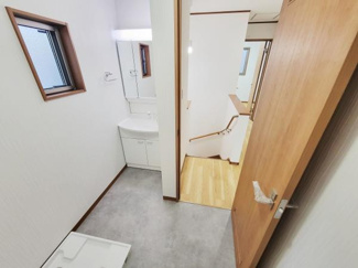 明るい洗面台・洗面所は清潔感あふれる空間になっています。収納スペースも確保されており使い勝手も良好です。階段近くに配置されていて動線もスムーズです。窓からの自然光で朝の準備も快適に行えます。