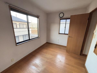 二面採光で明るい洋室です。ナチュラルな木目調のフローリングが印象的です。シンプルな内装で様々なインテリアに合わせやすいです。窓からの眺望も楽しめます。