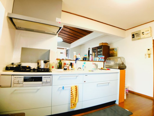 吉野町2430-21中古戸建【キッチン】対面キッチンになります。小さなお子様がいても目が届きます。