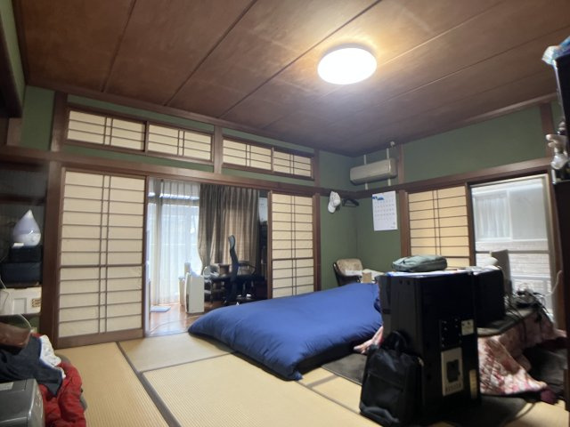 吉野町2430-21中古戸建【和室】イ草の香りがもたらすリラックス効果や、布団を敷いて寝室にするなどライフスタイルに合わせた柔軟な活用ができるため、現代の住宅でも高い人気を誇っています。