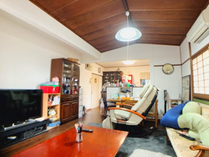 吉野町2430-21中古戸建【居間・リビング】リビングは家族が集まりコミュニケーションを育む中心的な空間であり、リラックスできる場として生活の質を高めます。