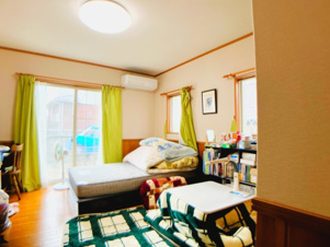 吉野町2430-21中古戸建【洋室】洋室は、掃除がしやすく、家具の配置やベッドの設置が自由で、インテリアの幅が広いことが最大のメリットです。収納スペースも充実しています。
