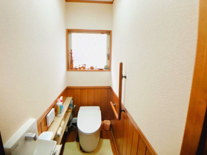 吉野町2430-21中古戸建【トイレ】トイレは２ヶ所あります。