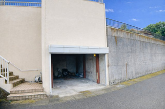 吉野町2430-21中古戸建【その他】電動シャッター付の堀車庫になります。高さは1.8ｍです。