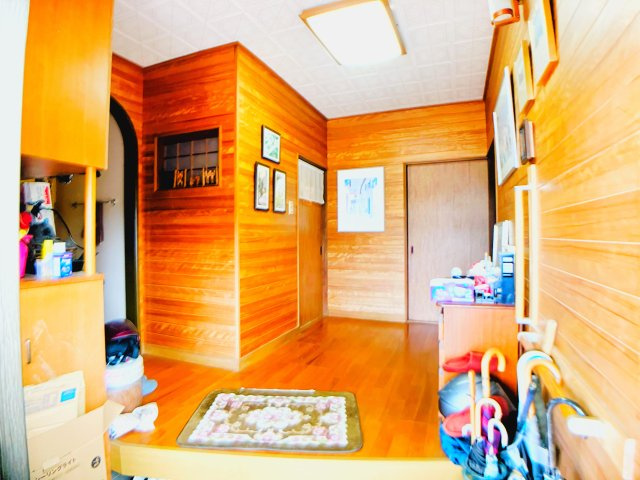 吉野町2430-21中古戸建【玄関】広々とした玄関で、収納スペースもあります。