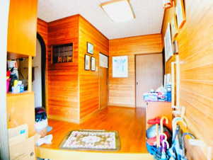 吉野町2430-21中古戸建【玄関】広々とした玄関で、収納スペースもあります。