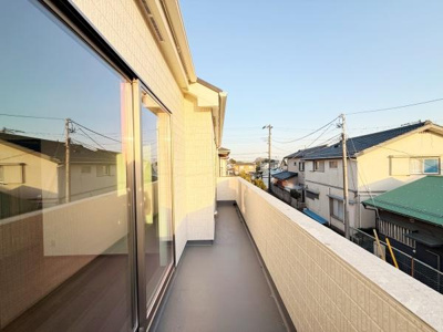 陽当たりの良いバルコニーは朝夕の光をしっかり取り込めます。広々とした設計で開放感があります。周囲の眺望も感じることができる空間です。壁の高さも十分で安心感があります。