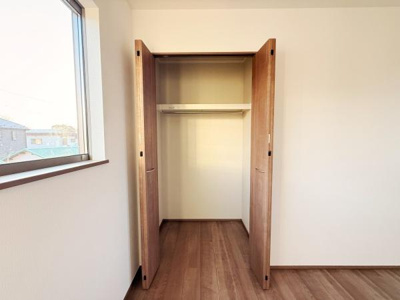 窓のそばに設けられた収納スペースは開閉しやすい扉とゆとりある奥行きが特徴です。室内の明るさとも調和し整理整頓がしやすい設計となっています。