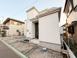シンプルな外観が際立つ建物です。前面道路に面していて住まいへのアクセスが便利です。周囲には住宅が建ち並ぶ落ち着いた雰囲気となっています。敷地内も広がりを感じられます。清潔感のある現地写真です。