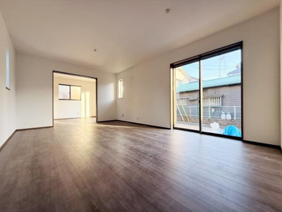 リビングには大きな窓があり室内が明るく開放感を感じられます。フローリングの床が落ち着いた雰囲気を演出しています。隣接するスペースも見通しが良く空間を広く使えます。