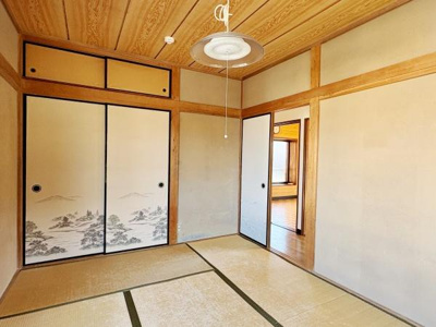 落ち着いた雰囲気の和室で木目の天井やふすまの絵柄が味わい深い空間です。畳の感触が足元にやさしく和の趣を感じられます。開口部から隣室へのつながりも魅力的です。収納スペースも備わっています。