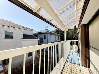 明るい日差しが差し込むバルコニーです。屋根付きなので天候を気にせず利用できます。開放感があり気分転換にも最適です。スペースも十分確保されています。