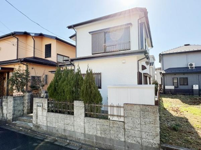 落ち着いた住宅街に位置し周囲と調和した外観が魅力です。ゆとりある敷地でプライバシーも確保されています。日当たりの良い立地で外壁の手入れも行き届いています。