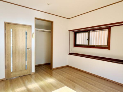 ナチュラルな色合いのフローリングが明るい印象を与えます。窓からの採光で室内がしっかりと照らされます。クローゼット付きで収納スペースも確保されています。扉や枠のデザインが統一感を演出しています。