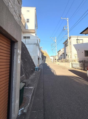 現地前面道路はゆとりのある幅員で車の出入りもスムーズに行えます。周囲には整然とした住宅が並び街並みが落ち着いた印象です。空が広く開けており日当たりも良好です。