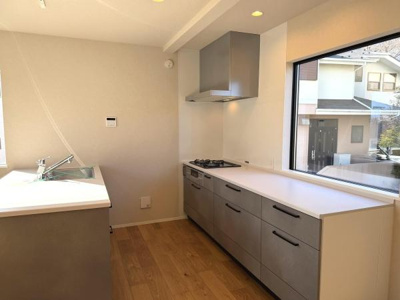シンプルで機能的なキッチン空間です。大きな窓からの自然光が明るさを演出しています。収納も豊富で整理整頓しやすい設計です。作業スペースが広く調理も快適に進められます。