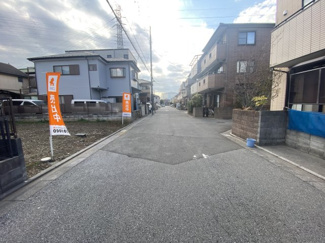 ゆとりある前面道路で、日々のお車の出入りもスムーズに可能です。