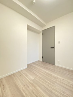 フローリング貼替済みです。すっきりとした室内はお気に入りの家具の配置も楽しくなります。