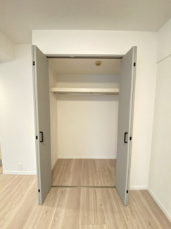 奥行きのある大容量クローゼットが装備されております。日用品のストックや大型家電の収納にも活躍してくれます。
