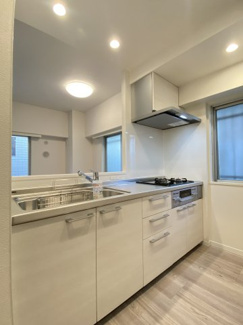 シンプルで清潔感のあるキッチン。お料理がしやすい設計のシステムキッチンでお料理もはかどります♪用途に合わせたたっぷりの収納がございます。