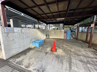 広々としたスペースが確保されており整理整頓された印象です。屋根付きで天候の影響を受けにくいです。分別用のボックスが設置され使いやすさに配慮されています。