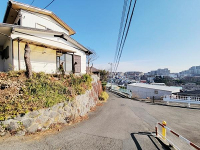 前面道路は幅が広く車両の出し入れもスムーズに行えます。高台に位置しており開放感のある風景が広がっています。周囲は落ち着いた住宅街で静かな環境です。現地から街並みや遠くの景色を見渡せます。