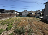 日当たりのよい開放的な外観です。周囲には住宅が立ち並び落ち着いた街並みが広がっています。土地の形が整っておりさまざまなプランに対応しやすいです。道路からの視認性もあります。