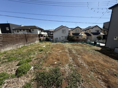 道路に面した開放的な土地です。高低差を活かした設計が可能です。