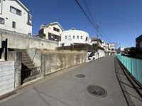 幅のある前面道路が広がり見通しの良いエリアです。周囲は整然とした住宅街で落ち着いた雰囲気が感じられます。車や歩行者の通行も安心できる道路環境になっています。
