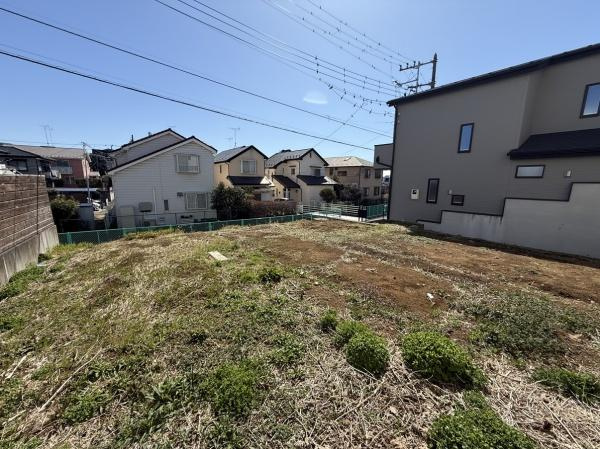 現地土地写真をご覧いただけます。周囲は住宅が立ち並ぶ落ち着いた環境です。陽当たりも良好で開放感があります。敷地は平坦な地形となっております。前面道路も広々としていて利便性を感じられます。