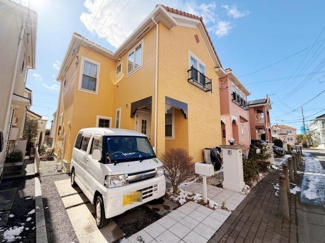 鮮やかな外観が印象的な物件です。前面道路が広く車の出し入れもスムーズに行えます。陽当たりの良さが感じられる立地の一角に位置しています。隣家との距離も確保されておりゆとりのある街並みが魅力的です。