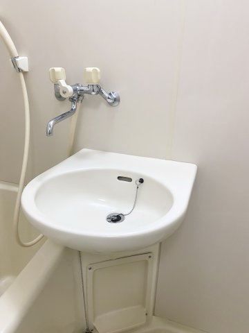 浴室内に洗面もあります。