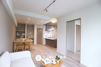 シャンティ―永和【居間・リビング】ダウンライトで天井が高く見えます♪